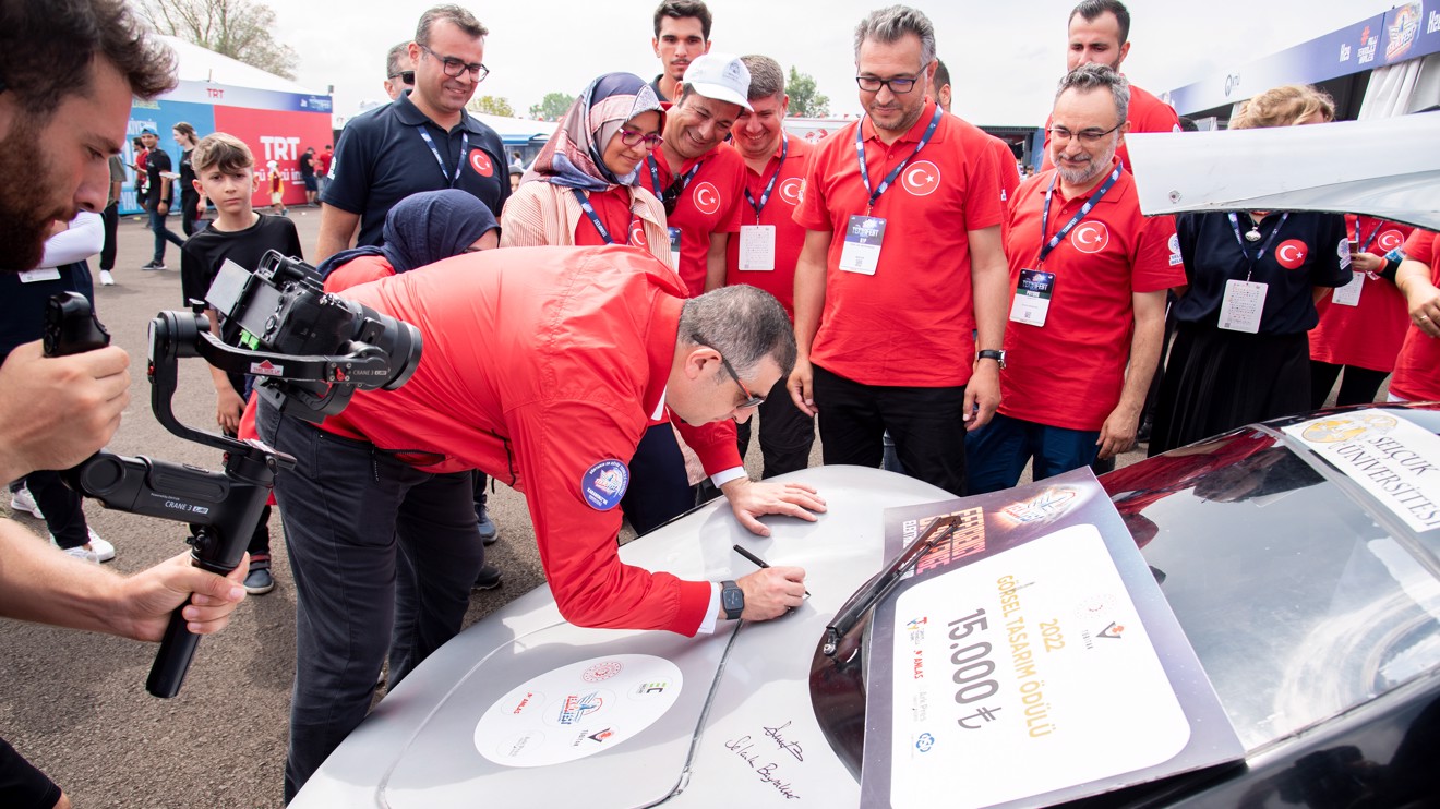 Selçuk Üniversitesinin ‘Görsel Tasarım Ödülü’ kazanan elektrikli aracı Alparslan’a yoğun ilgi 